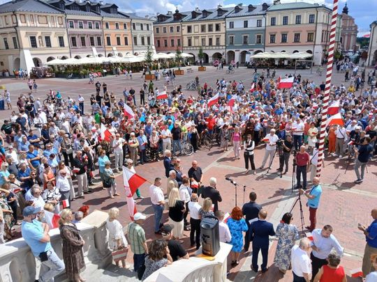 Zamość: Pikieta antyimigracyjna na Rynku Wielkim - galeria zdjęć Zamość: Pikieta antyimigracyjna na Rynku Wielkim - galeria zdjęć