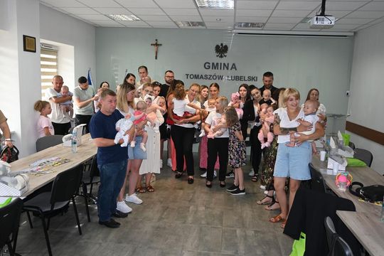 Wójt gminy Tomaszów Lubelski powitała najmłodszych mieszkańców - galeria zdjęć