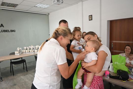 Wójt gminy Tomaszów Lubelski powitała najmłodszych mieszkańców - galeria zdjęć