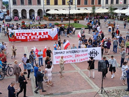 Protest Konfederacji na Rynku Wielkim w Zamościu: "Stop imigracji" [ZDJĘCIA]
