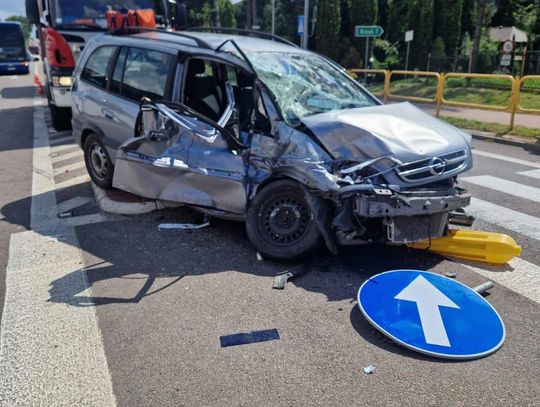 Stary Zamość: Opel zderzył się z autobusem na DK17, bo 28-latek nie ustąpił pierwszeństwa [ZDJĘCIA]