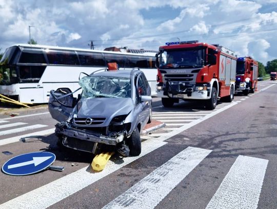 Stary Zamość: Opel zderzył się z autobusem na DK17