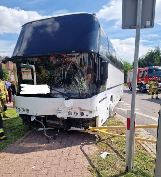 Stary Zamość: Opel zderzył się z autobusem na DK17