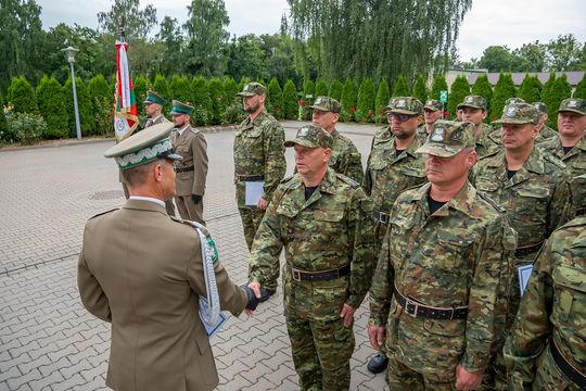 27 nowo przyjętych funkcjonariuszy do NOSG. Zobacz zdjęcia ze ślubowania 