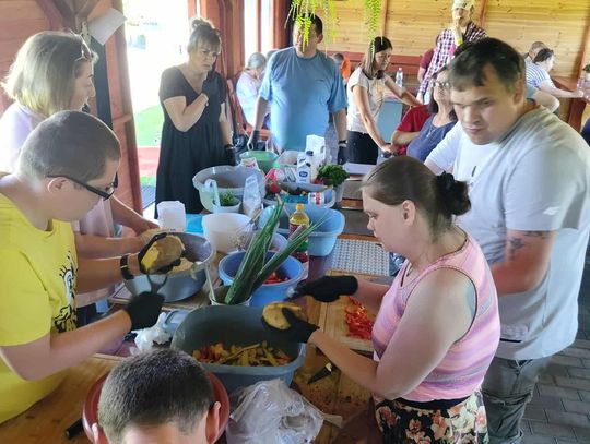 Adam Dziura gotuje. Warsztaty „Kuchni chłopskiej” w Szarowoli [ZDJĘCIA]