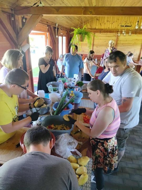 Adam Dziura gotuje. Warsztaty „Kuchni chłopskiej” w Szarowoli