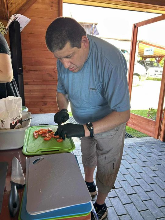 Adam Dziura gotuje. Warsztaty „Kuchni chłopskiej” w Szarowoli