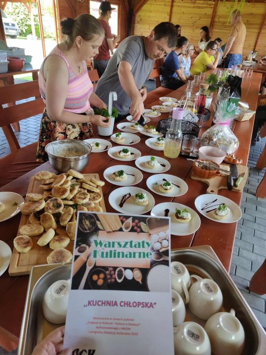 Adam Dziura gotuje. Warsztaty „Kuchni chłopskiej” w Szarowoli
