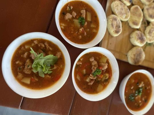 Adam Dziura gotuje. Warsztaty „Kuchni chłopskiej” w Szarowoli