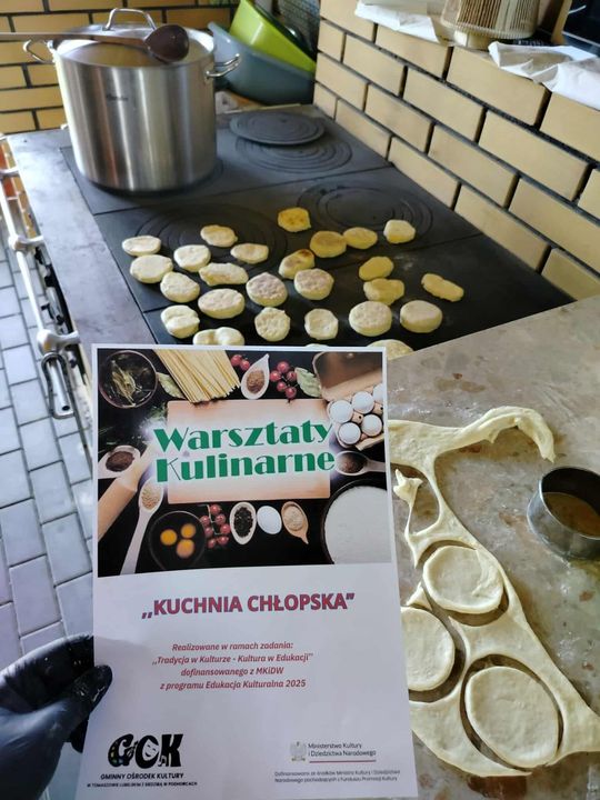 Adam Dziura gotuje. Warsztaty „Kuchni chłopskiej” w Szarowoli