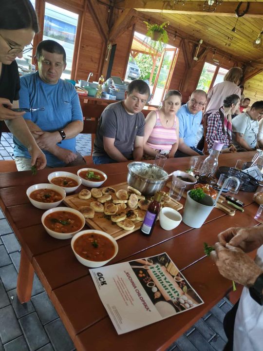 Adam Dziura gotuje. Warsztaty „Kuchni chłopskiej” w Szarowoli