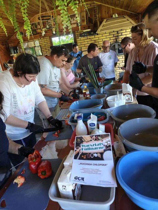 Adam Dziura gotuje. Warsztaty „Kuchni chłopskiej” w Szarowoli