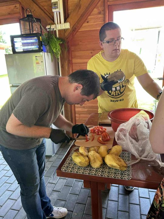 Adam Dziura gotuje. Warsztaty „Kuchni chłopskiej” w Szarowoli