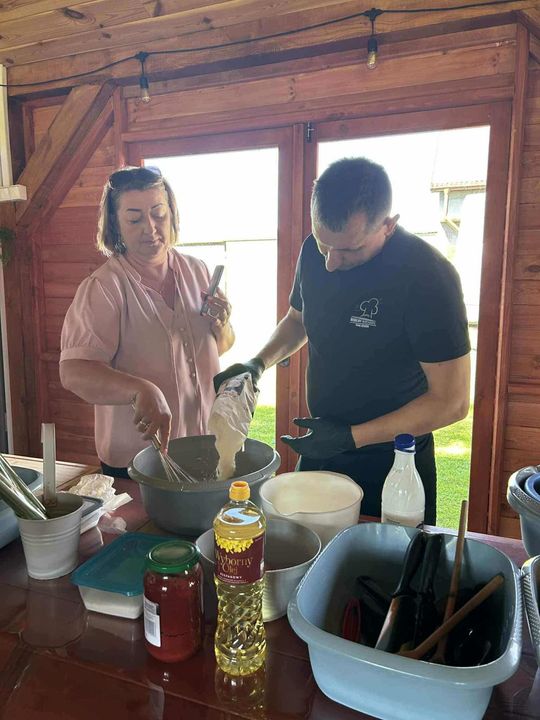 Adam Dziura gotuje. Warsztaty „Kuchni chłopskiej” w Szarowoli