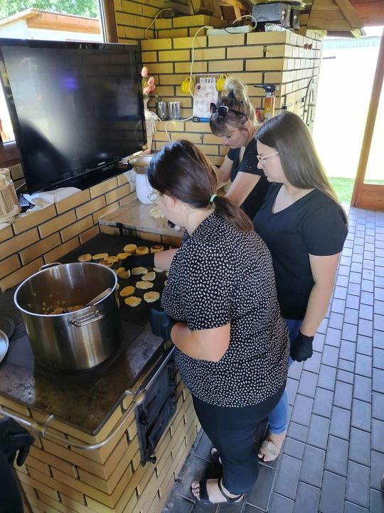 Adam Dziura gotuje. Warsztaty „Kuchni chłopskiej” w Szarowoli