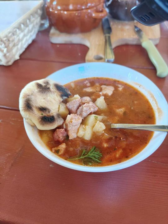 Adam Dziura gotuje. Warsztaty „Kuchni chłopskiej” w Szarowoli