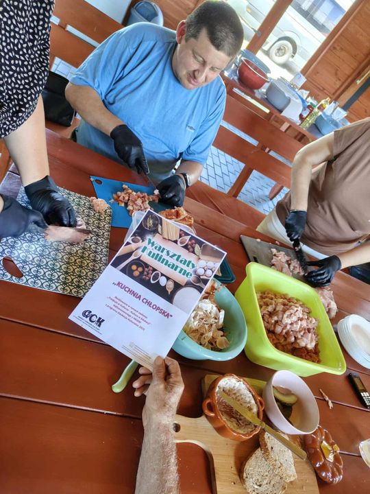 Adam Dziura gotuje. Warsztaty „Kuchni chłopskiej” w Szarowoli