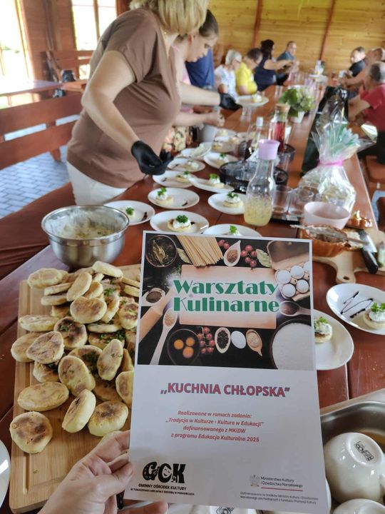 Adam Dziura gotuje. Warsztaty „Kuchni chłopskiej” w Szarowoli