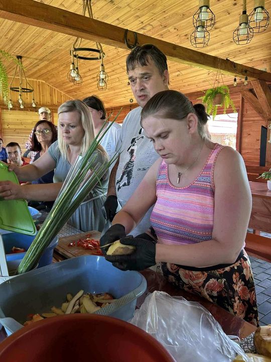 Adam Dziura gotuje. Warsztaty „Kuchni chłopskiej” w Szarowoli