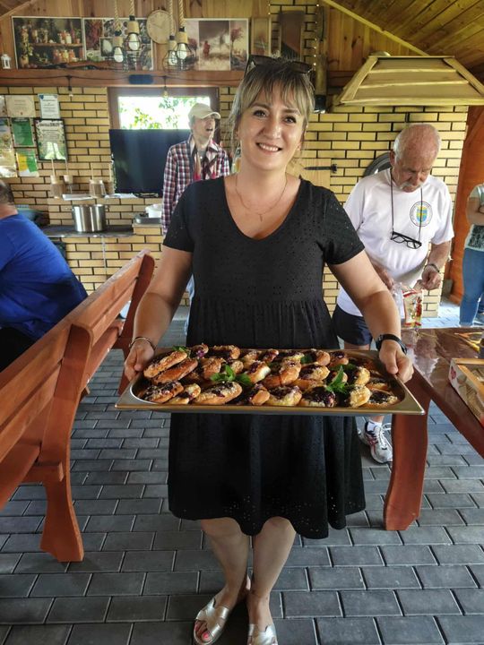 Adam Dziura gotuje. Warsztaty „Kuchni chłopskiej” w Szarowoli