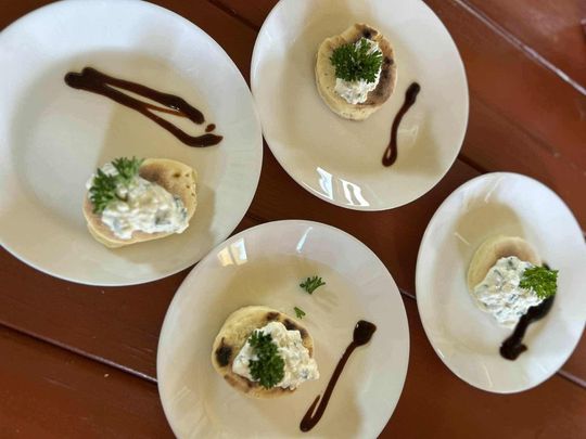 Adam Dziura gotuje. Warsztaty „Kuchni chłopskiej” w Szarowoli