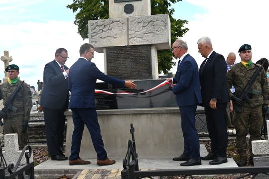 W Łabuniach odsłonięto płytę pamiątkową w hołdzie Żołnierzom II Inspektoratu Zamojskiego AK.