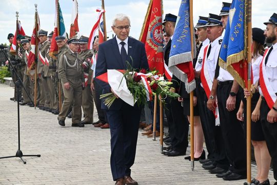 W Łabuniach odsłonięto płytę pamiątkową w hołdzie Żołnierzom II Inspektoratu Zamojskiego AK.