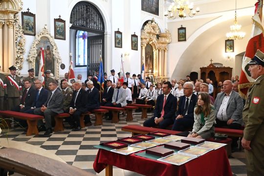 W Łabuniach odsłonięto płytę pamiątkową w hołdzie Żołnierzom II Inspektoratu Zamojskiego AK.
