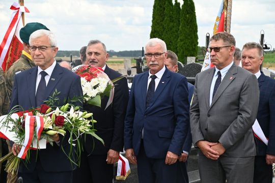 W Łabuniach odsłonięto płytę pamiątkową w hołdzie Żołnierzom II Inspektoratu Zamojskiego AK.