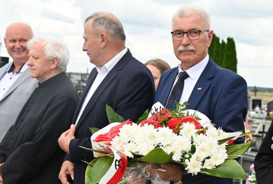 W Łabuniach odsłonięto płytę pamiątkową w hołdzie Żołnierzom II Inspektoratu Zamojskiego AK.