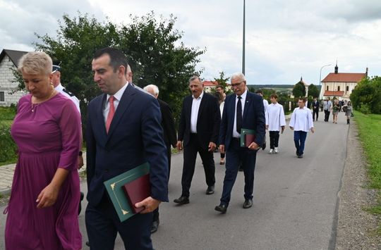 W Łabuniach odsłonięto płytę pamiątkową w hołdzie Żołnierzom II Inspektoratu Zamojskiego AK.
