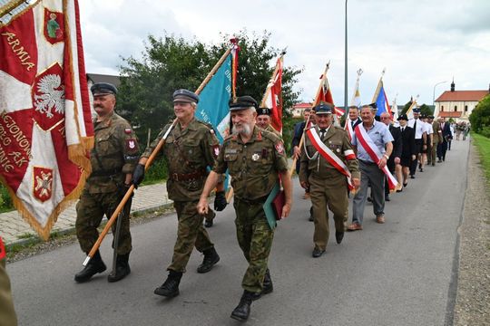 W Łabuniach odsłonięto płytę pamiątkową w hołdzie Żołnierzom II Inspektoratu Zamojskiego AK.