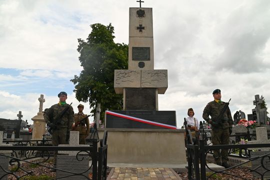 W Łabuniach odsłonięto płytę pamiątkową w hołdzie Żołnierzom II Inspektoratu Zamojskiego AK.