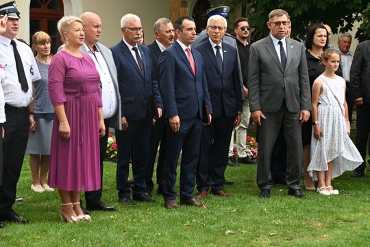 W Łabuniach odsłonięto płytę pamiątkową w hołdzie Żołnierzom II Inspektoratu Zamojskiego AK.