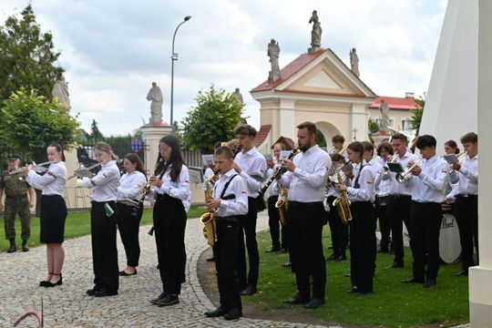 W Łabuniach odsłonięto płytę pamiątkową w hołdzie Żołnierzom II Inspektoratu Zamojskiego AK.