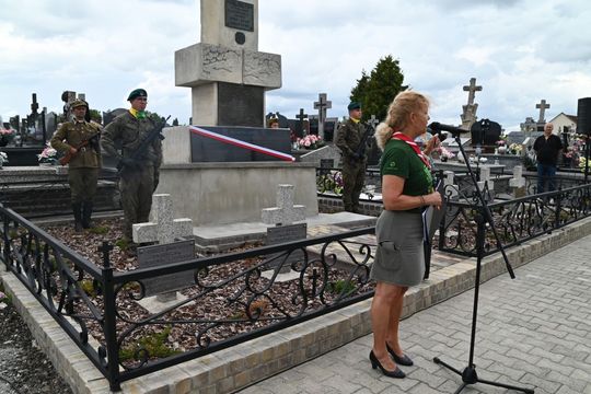 W Łabuniach odsłonięto płytę pamiątkową w hołdzie Żołnierzom II Inspektoratu Zamojskiego AK.
