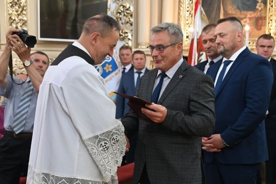W Łabuniach odsłonięto płytę pamiątkową w hołdzie Żołnierzom II Inspektoratu Zamojskiego AK. W Łabuniach odsłonięto płytę pamiątkową w hołdzie Żołnierzom II Inspektoratu Zamojskiego AK.