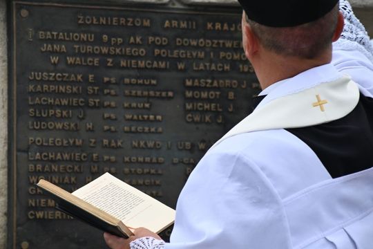 W Łabuniach odsłonięto płytę pamiątkową w hołdzie Żołnierzom II Inspektoratu Zamojskiego AK.