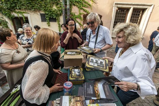 Wernisaż z pompą, wspomnienia z sercem. Zamość w starej fotografii