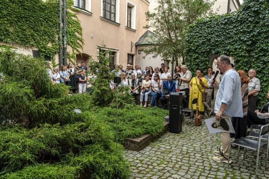 Wernisaż z pompą, wspomnienia z sercem. Zamość w starej fotografii