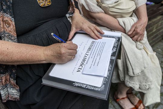 Wernisaż z pompą, wspomnienia z sercem. Zamość w starej fotografii