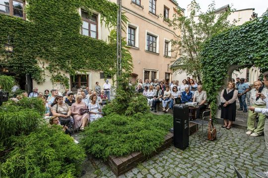 Wernisaż z pompą, wspomnienia z sercem. Zamość w starej fotografii