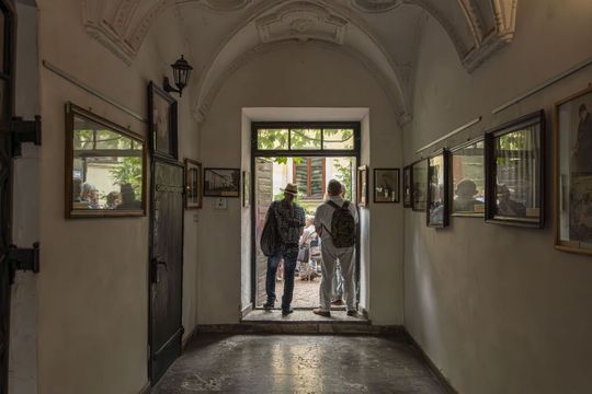 Wernisaż z pompą, wspomnienia z sercem. Zamość w starej fotografii