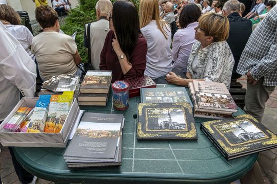 Wernisaż z pompą, wspomnienia z sercem. Zamość w starej fotografii