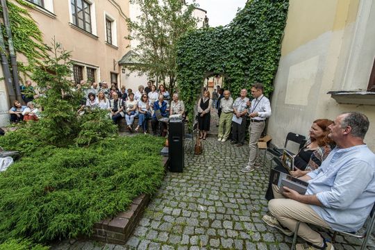 Wernisaż z pompą, wspomnienia z sercem. Zamość w starej fotografii