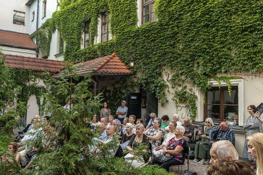 Wernisaż z pompą, wspomnienia z sercem. Zamość w starej fotografii