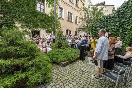Wernisaż z pompą, wspomnienia z sercem. Zamość w starej fotografii