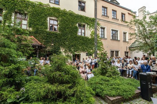 Wernisaż z pompą, wspomnienia z sercem. Zamość w starej fotografii