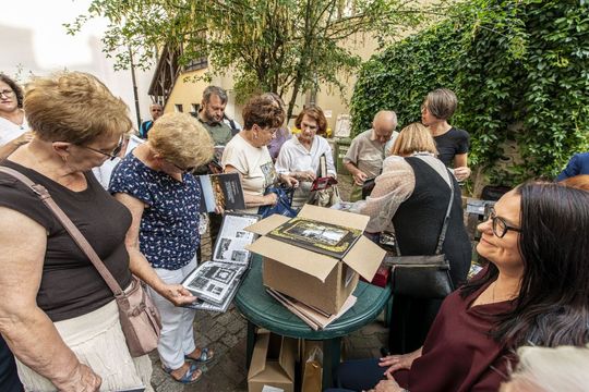Wernisaż z pompą, wspomnienia z sercem. Zamość w starej fotografii