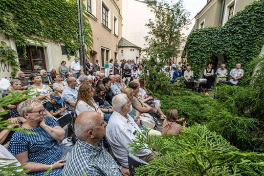 Wernisaż z pompą, wspomnienia z sercem. Zamość w starej fotografii
